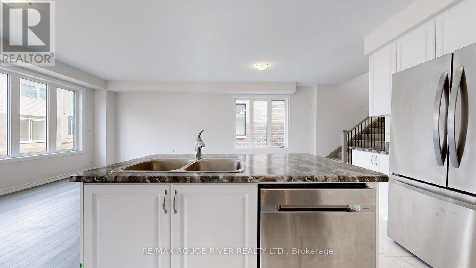 15 Prudhoe Terrace, Barrie, Ontario  L9J 0W2 - Photo 8 - S12777032