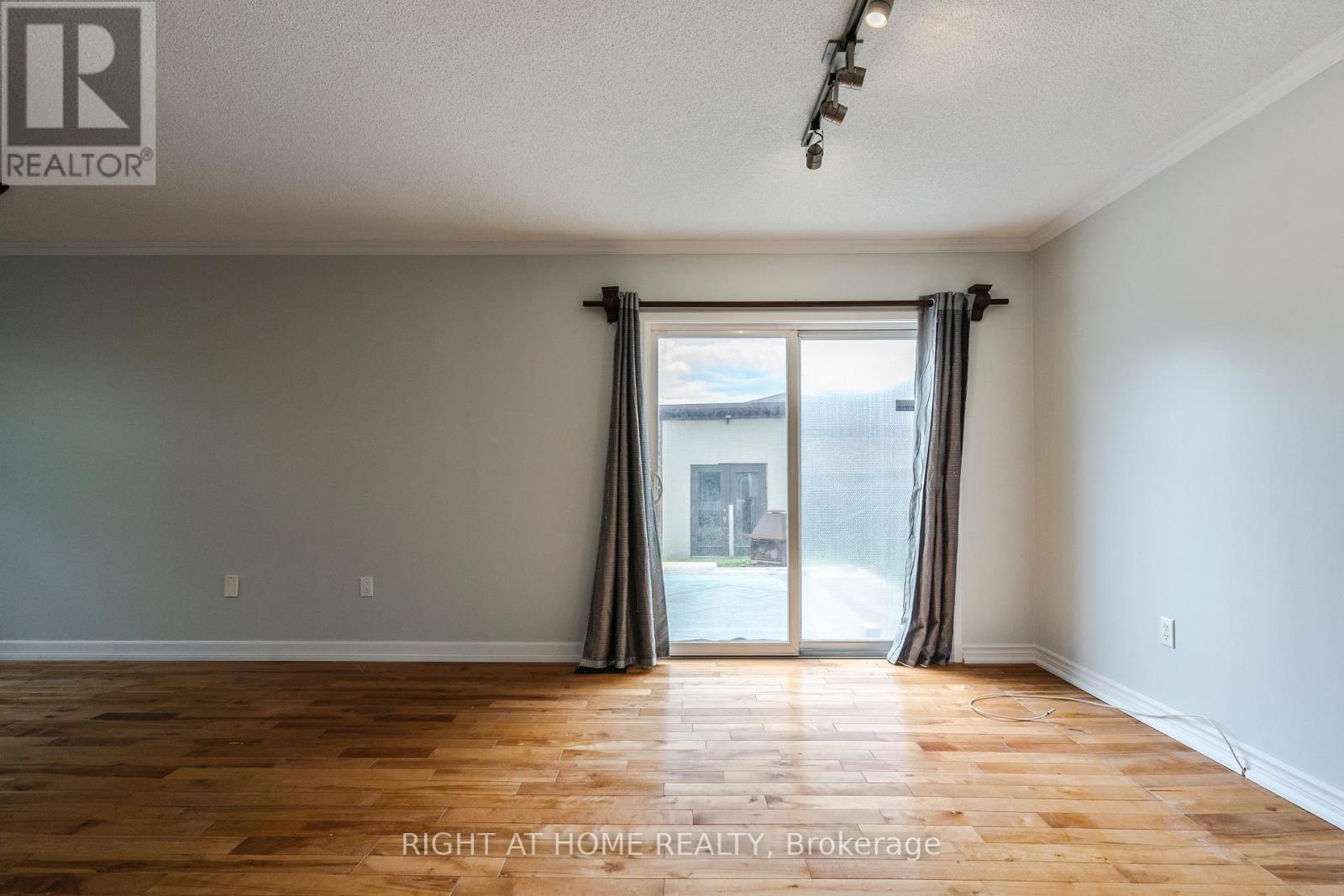 4 Prince Edward Place, Barrie (Innis-Shore), Ontario  L4M 7J5 - Photo 10 - S12777074