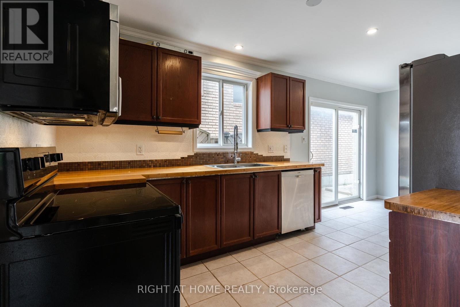 4 Prince Edward Place, Barrie (Innis-Shore), Ontario  L4M 7J5 - Photo 12 - S12777074