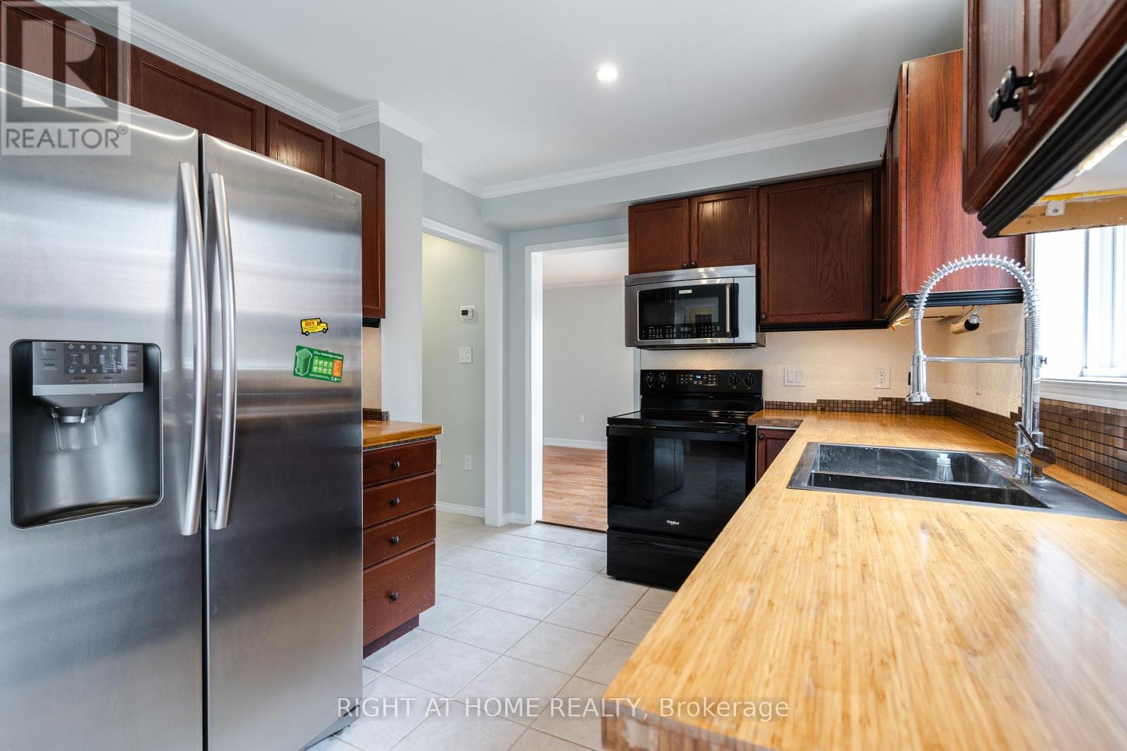 4 Prince Edward Place, Barrie (Innis-Shore), Ontario  L4M 7J5 - Photo 14 - S12777074