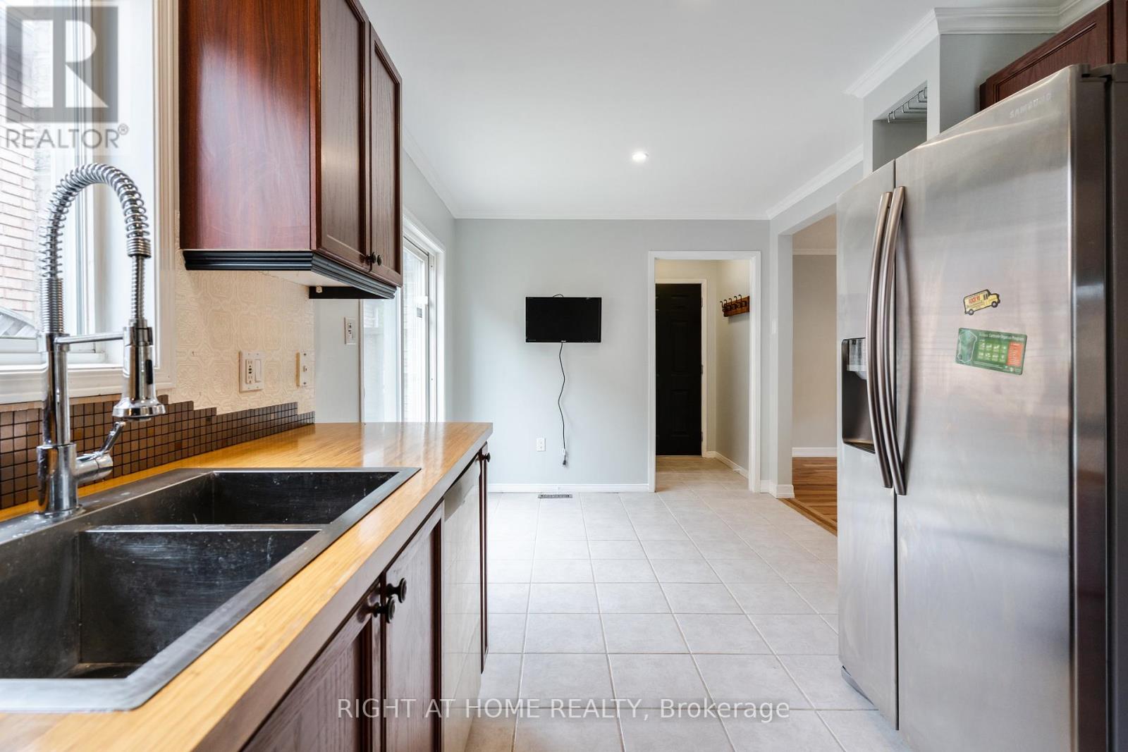 4 Prince Edward Place, Barrie (Innis-Shore), Ontario  L4M 7J5 - Photo 15 - S12777074