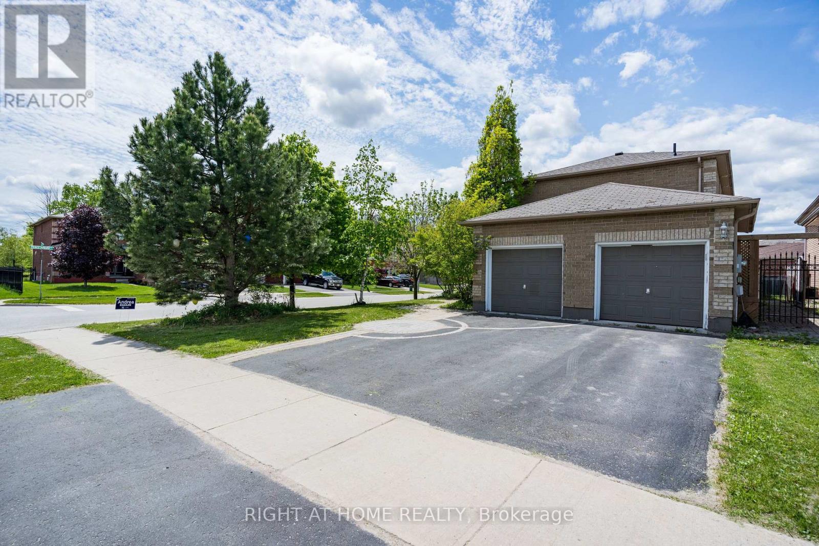 4 Prince Edward Place, Barrie (Innis-Shore), Ontario  L4M 7J5 - Photo 2 - S12777074