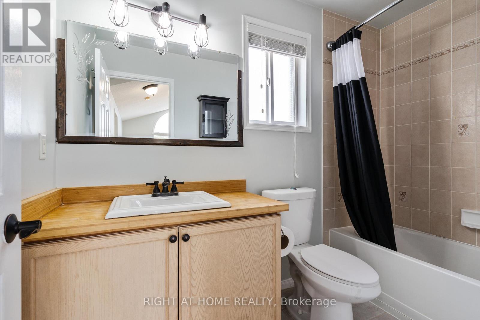 4 Prince Edward Place, Barrie (Innis-Shore), Ontario  L4M 7J5 - Photo 36 - S12777074