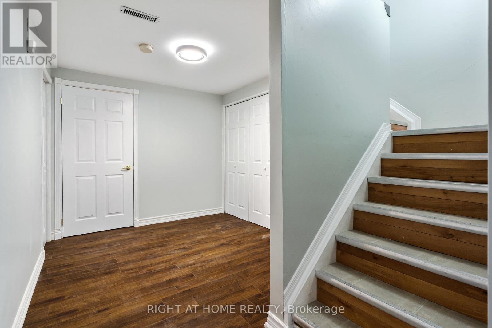 4 Prince Edward Place, Barrie (Innis-Shore), Ontario  L4M 7J5 - Photo 42 - S12777074