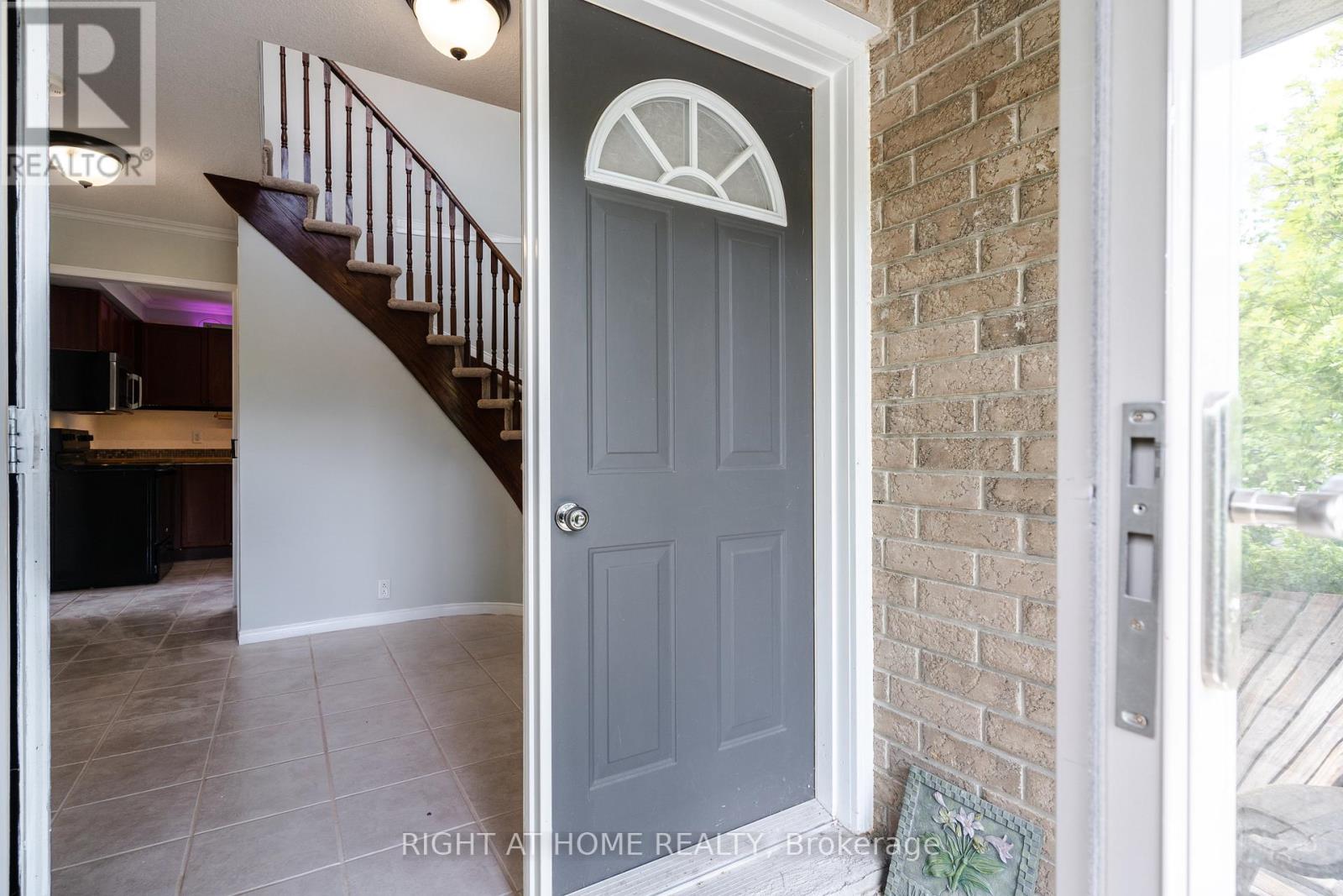 4 Prince Edward Place, Barrie (Innis-Shore), Ontario  L4M 7J5 - Photo 5 - S12777074