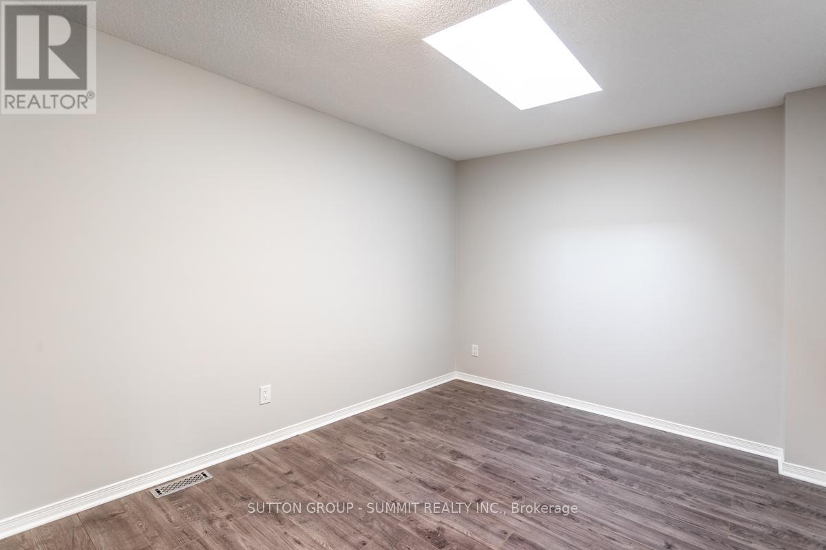 90 Lakeshore Road W, Oakville, Ontario  L6K 1E1 - Photo 18 - W12777012