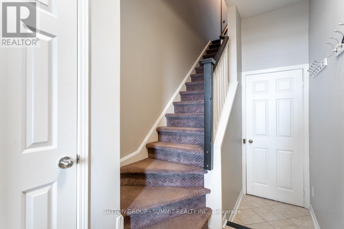 90 Lakeshore Road W, Oakville, Ontario  L6K 1E1 - Photo 3 - W12777012