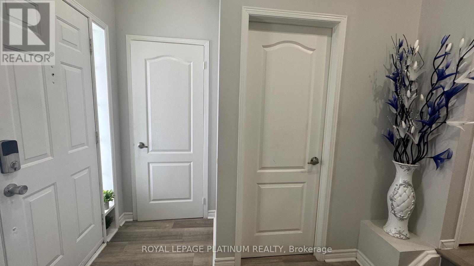 22 Rivermere Court, Brampton, Ontario  L7A 1R4 - Photo 4 - W12777062