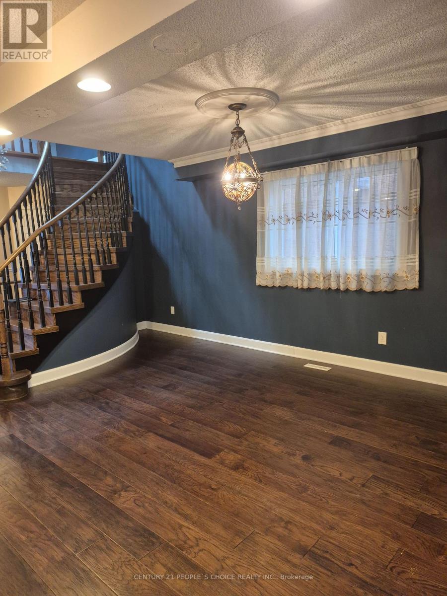 4554 Willow Creek Drive, Mississauga, Ontario  L5V 1G7 - Photo 4 - W12777174