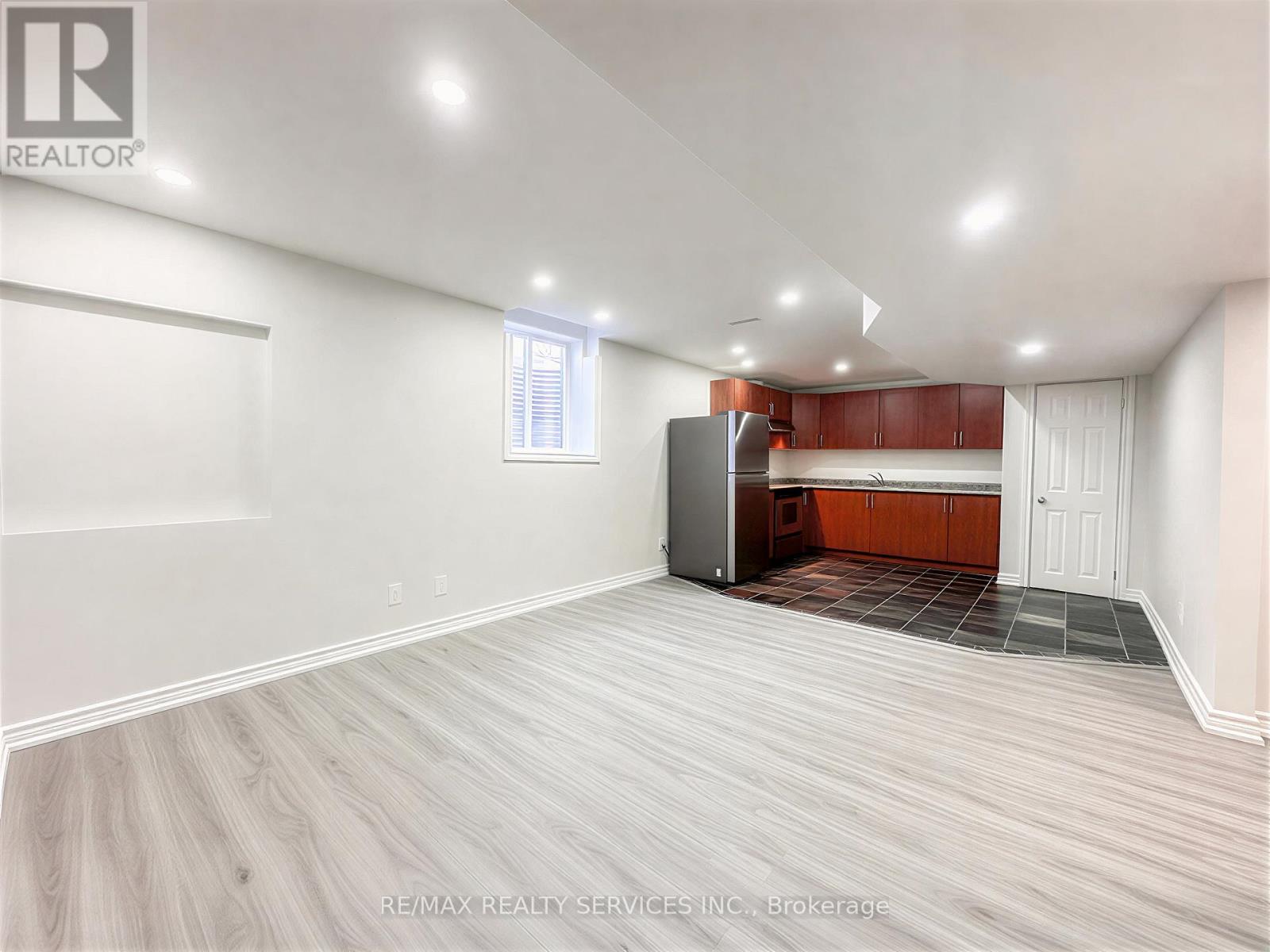 1584 Stevenson Street, Milton, Ontario  L9T 5Z4 - Photo 3 - W12777188