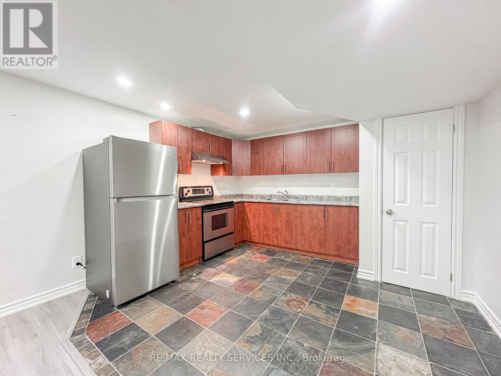 1584 Stevenson Street, Milton, Ontario  L9T 5Z4 - Photo 4 - W12777188