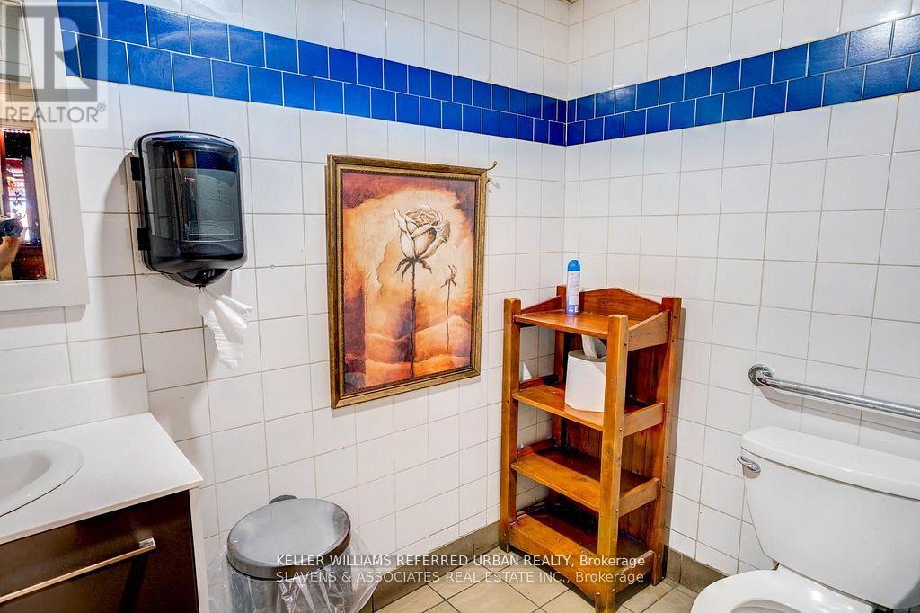 165 Roncesvalles Avenue, Toronto, Ontario  M6R 2L3 - Photo 5 - W12777200