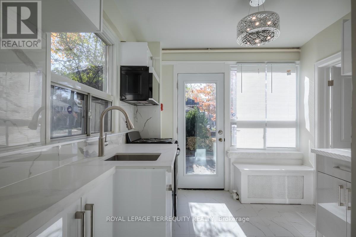 4 - 135 Jane Street, Toronto (Runnymede-Bloor West Village), Ontario  M6S 3Y7 - Photo 10 - W12777212