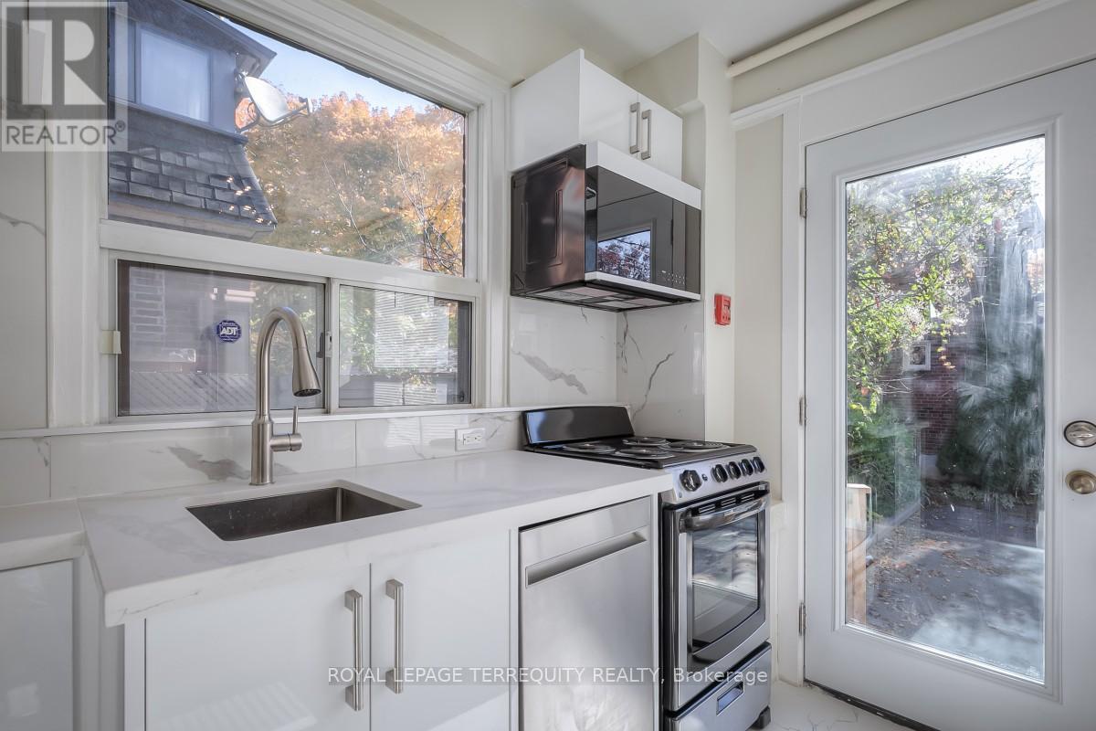 4 - 135 Jane Street, Toronto (Runnymede-Bloor West Village), Ontario  M6S 3Y7 - Photo 11 - W12777212