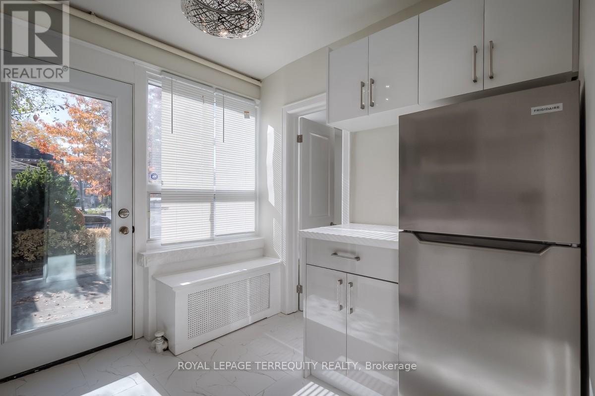 4 - 135 Jane Street, Toronto (Runnymede-Bloor West Village), Ontario  M6S 3Y7 - Photo 6 - W12777212