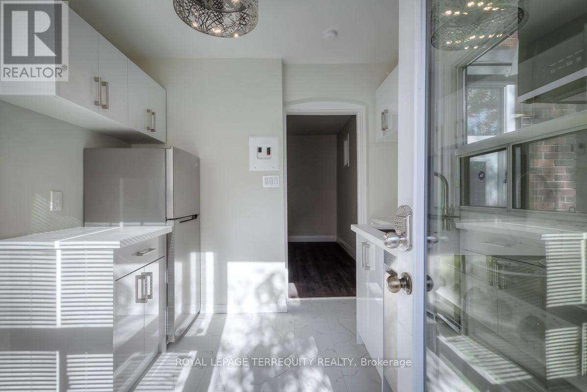 4 - 135 Jane Street, Toronto (Runnymede-Bloor West Village), Ontario  M6S 3Y7 - Photo 9 - W12777212