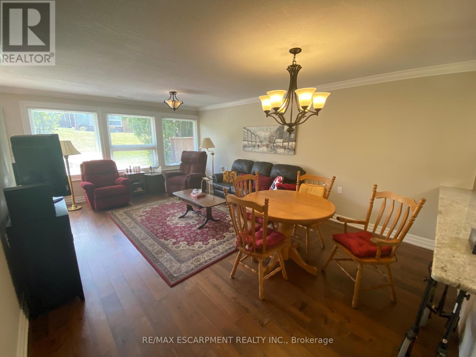 36 Mckenna Court, Hamilton, Ontario  L9B 1T8 - Photo 4 - X12777066