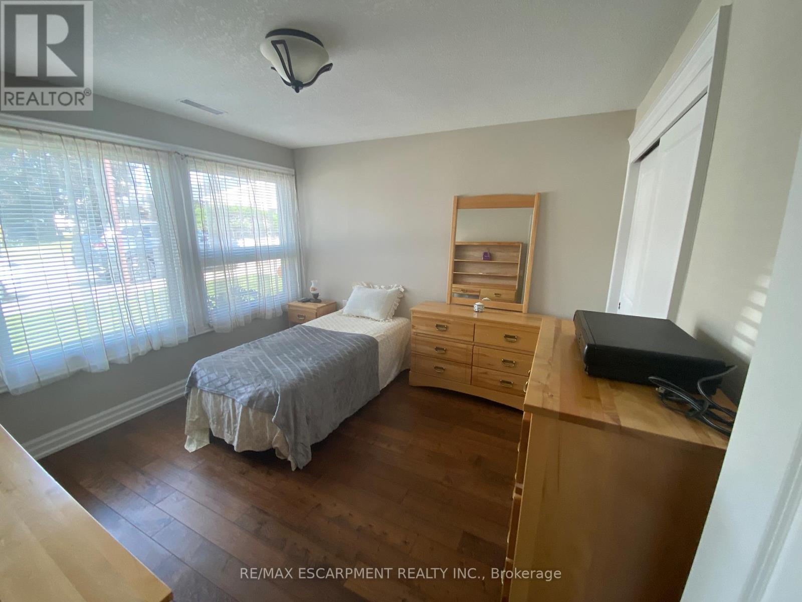 36 Mckenna Court, Hamilton, Ontario  L9B 1T8 - Photo 6 - X12777066