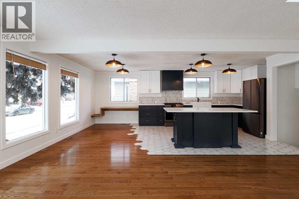 256 Queen Tamara Way Se, Calgary, Alberta  T2J 4E7 - Photo 3 - A2278377