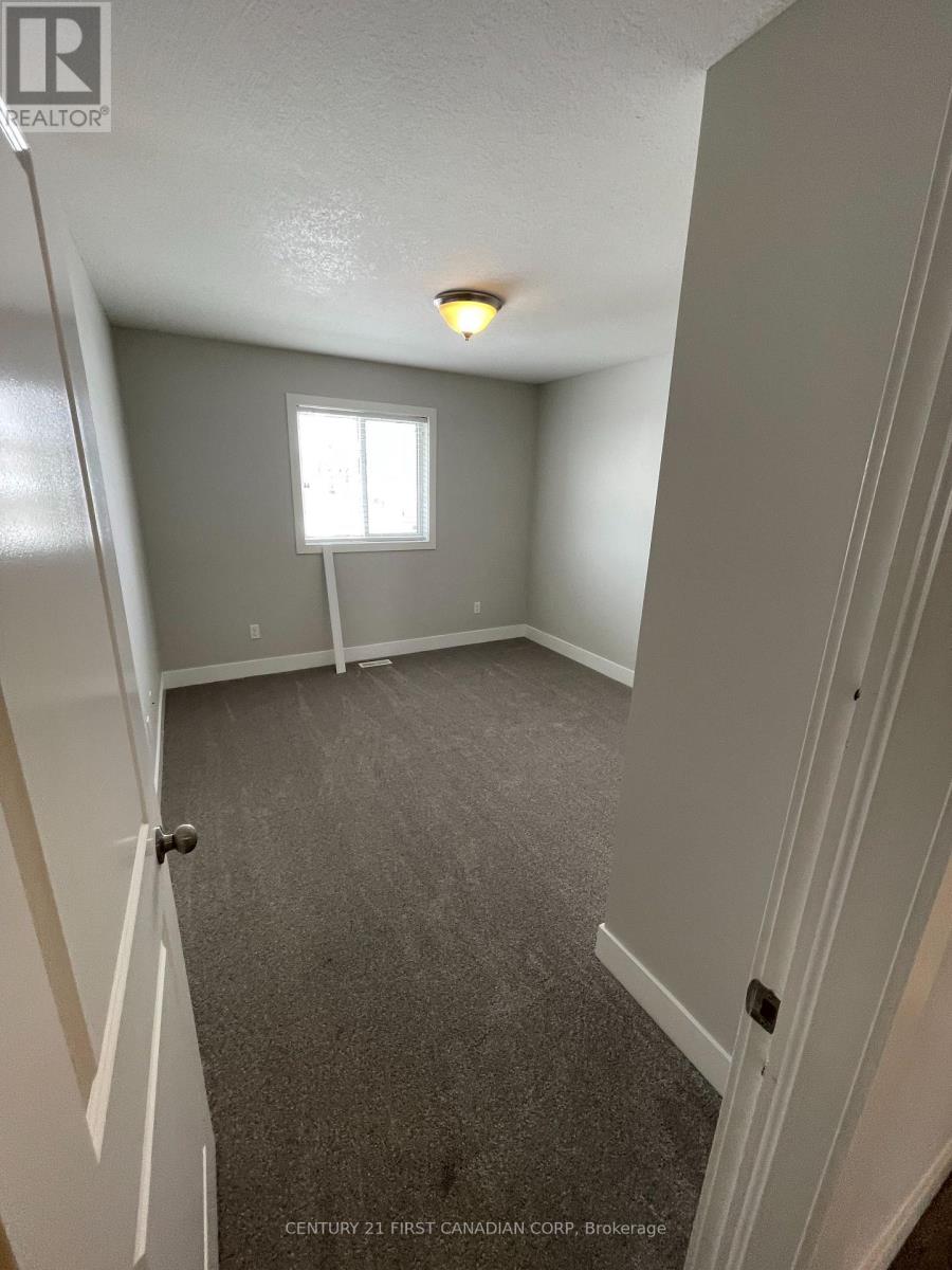 101 Middlesex Drive, Strathroy-Caradoc, Ontario  N7G 4G5 - Photo 10 - X12777244