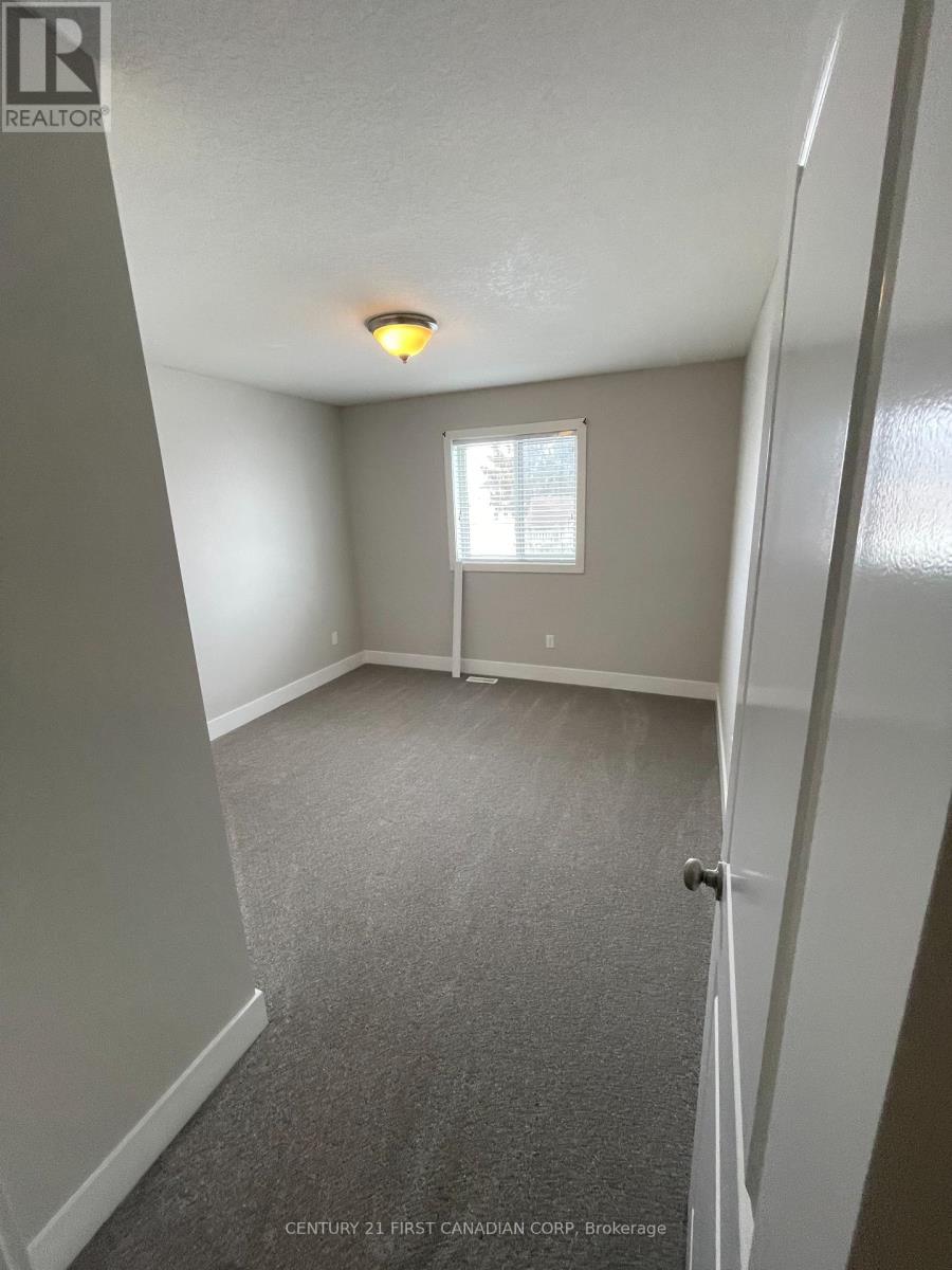 101 Middlesex Drive, Strathroy-Caradoc, Ontario  N7G 4G5 - Photo 11 - X12777244