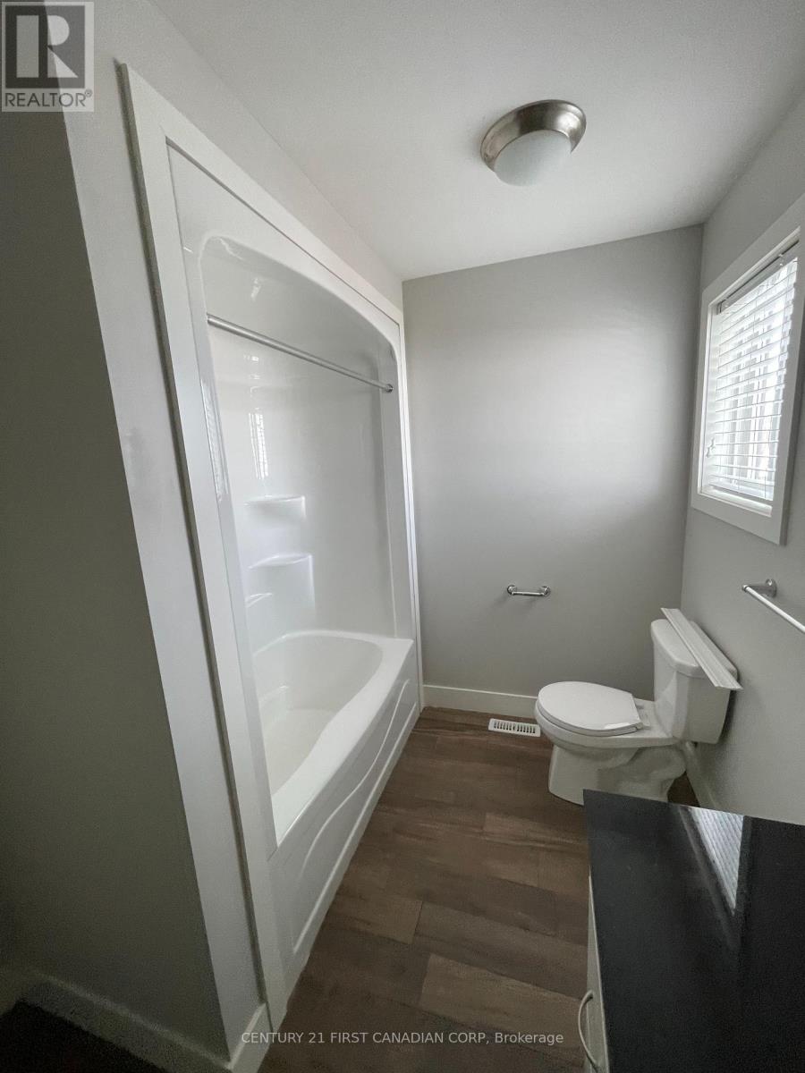 101 Middlesex Drive, Strathroy-Caradoc, Ontario  N7G 4G5 - Photo 13 - X12777244