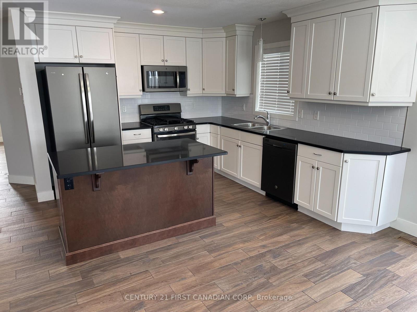 101 Middlesex Drive, Strathroy-Caradoc, Ontario  N7G 4G5 - Photo 5 - X12777244