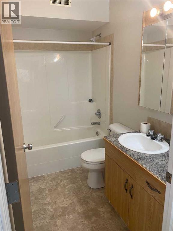 2, 23 Highlands Place W, Lethbridge, Alberta  T1J 4X8 - Photo 4 - A2285468