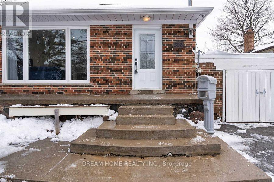 302 Crosby Avenue, Richmond Hill, Ontario  L4C 2R6 - Photo 3 - N12777238