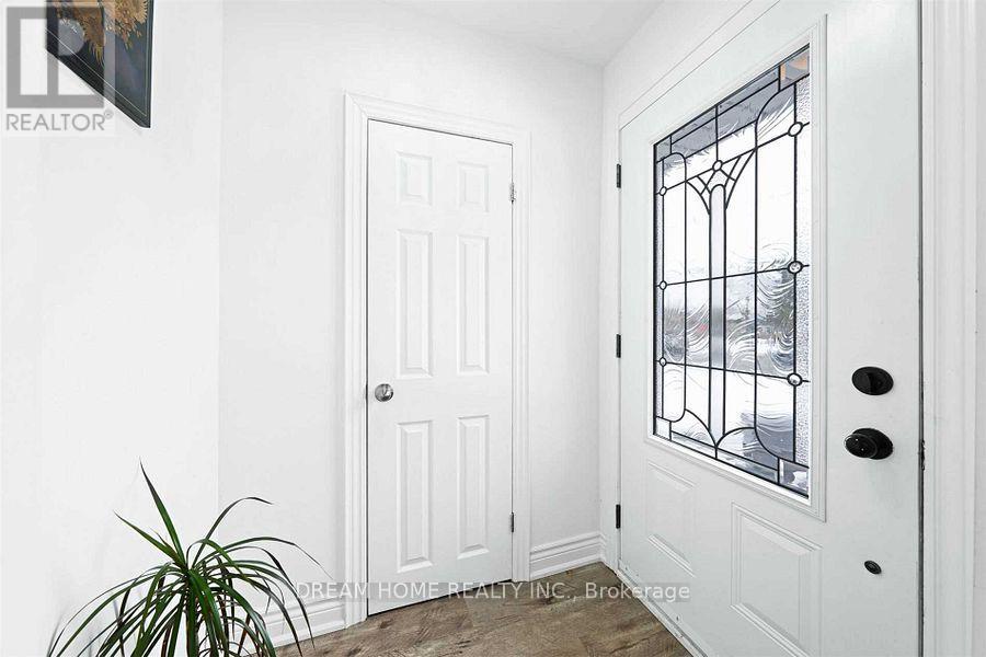 302 Crosby Avenue, Richmond Hill, Ontario  L4C 2R6 - Photo 4 - N12777238