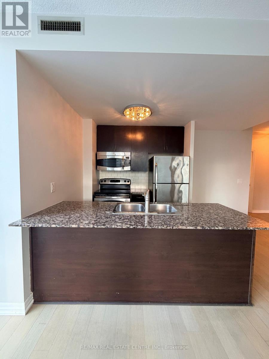 711 - 223 Webb Drive, Mississauga, Ontario  L5B 3W4 - Photo 6 - W12776640