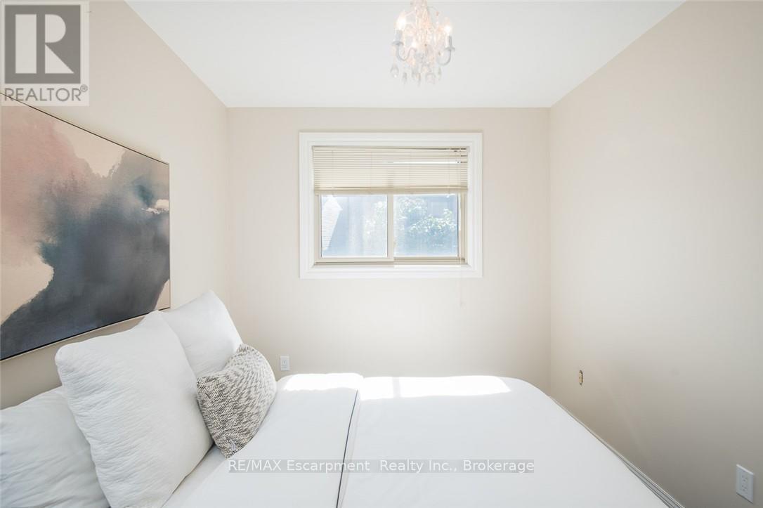 45 Amberwood Street, Hamilton, Ontario  L8J 1J1 - Photo 24 - X12777302