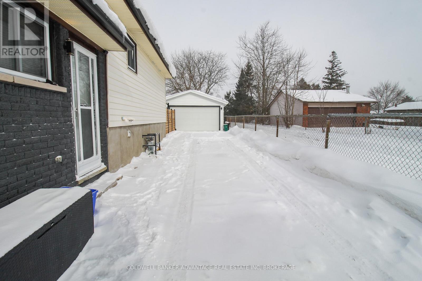 42 Newleaf Crescent, Welland, Ontario  L3C 6B4 - Photo 4 - X12777298