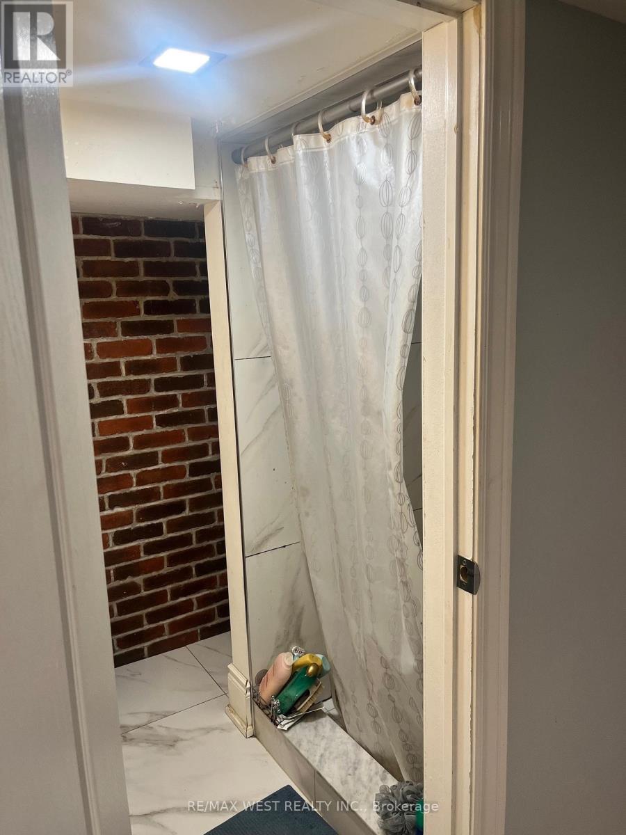 Lower - 54 Wyndham Street, Toronto, Ontario  M6K 1R7 - Photo 12 - C12776994