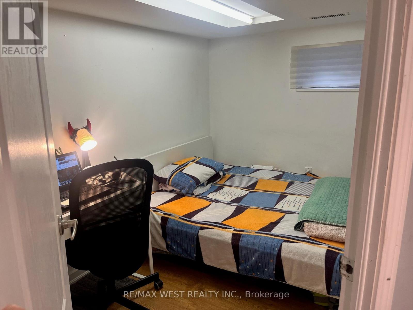 Lower - 54 Wyndham Street, Toronto, Ontario  M6K 1R7 - Photo 7 - C12776994