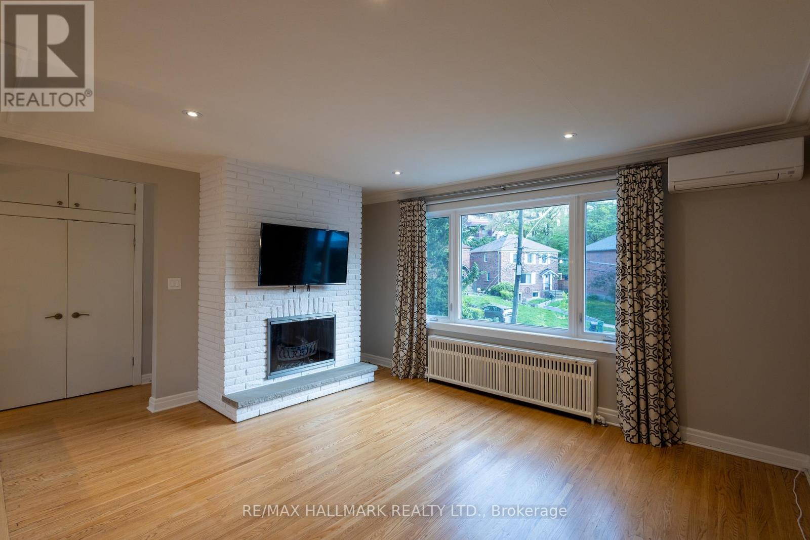 Main Fl - 96 Glen Davis Crescent, Toronto, Ontario  M4E 1X5 - Photo 5 - E12777308