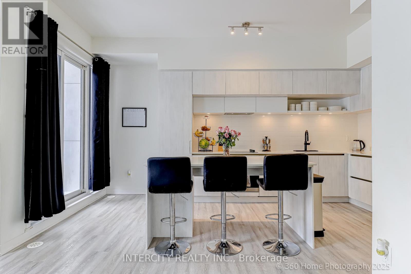 1504 - 11 David Eyer Road, Richmond Hill, Ontario  L4S 1M4 - Photo 2 - N12777446