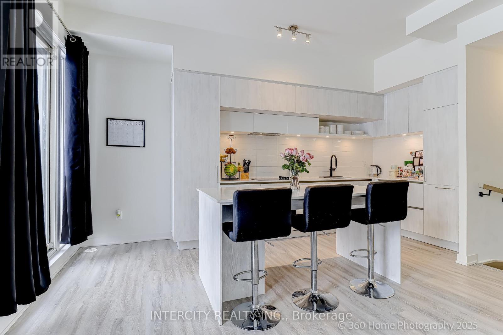 1504 - 11 David Eyer Road, Richmond Hill, Ontario  L4S 1M4 - Photo 3 - N12777446