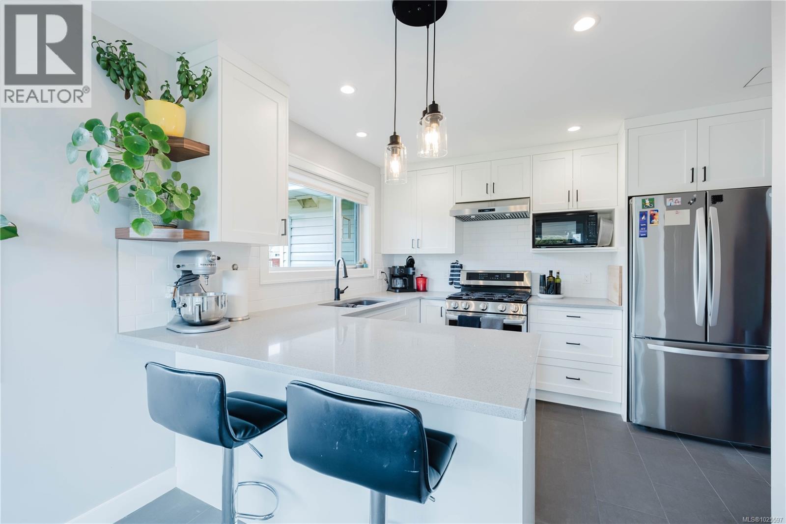 10193 Fifth St, Sidney, British Columbia  V8L 5E4 - Photo 2 - 1025597