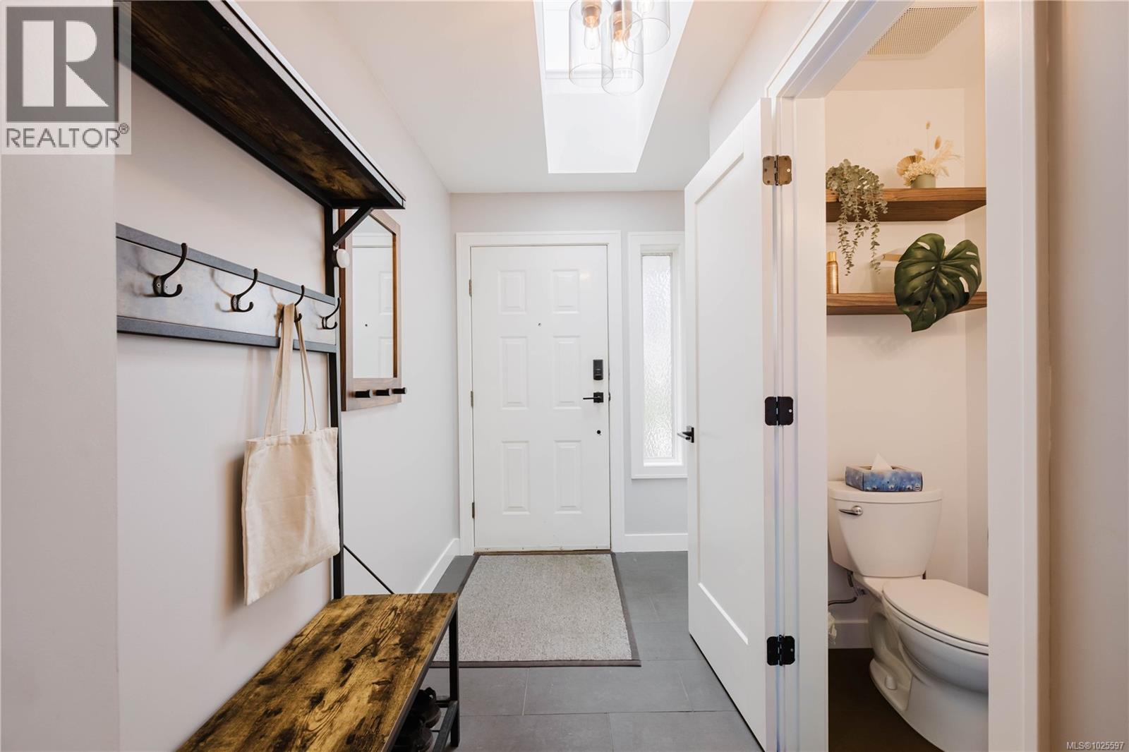 10193 Fifth St, Sidney, British Columbia  V8L 5E4 - Photo 5 - 1025597