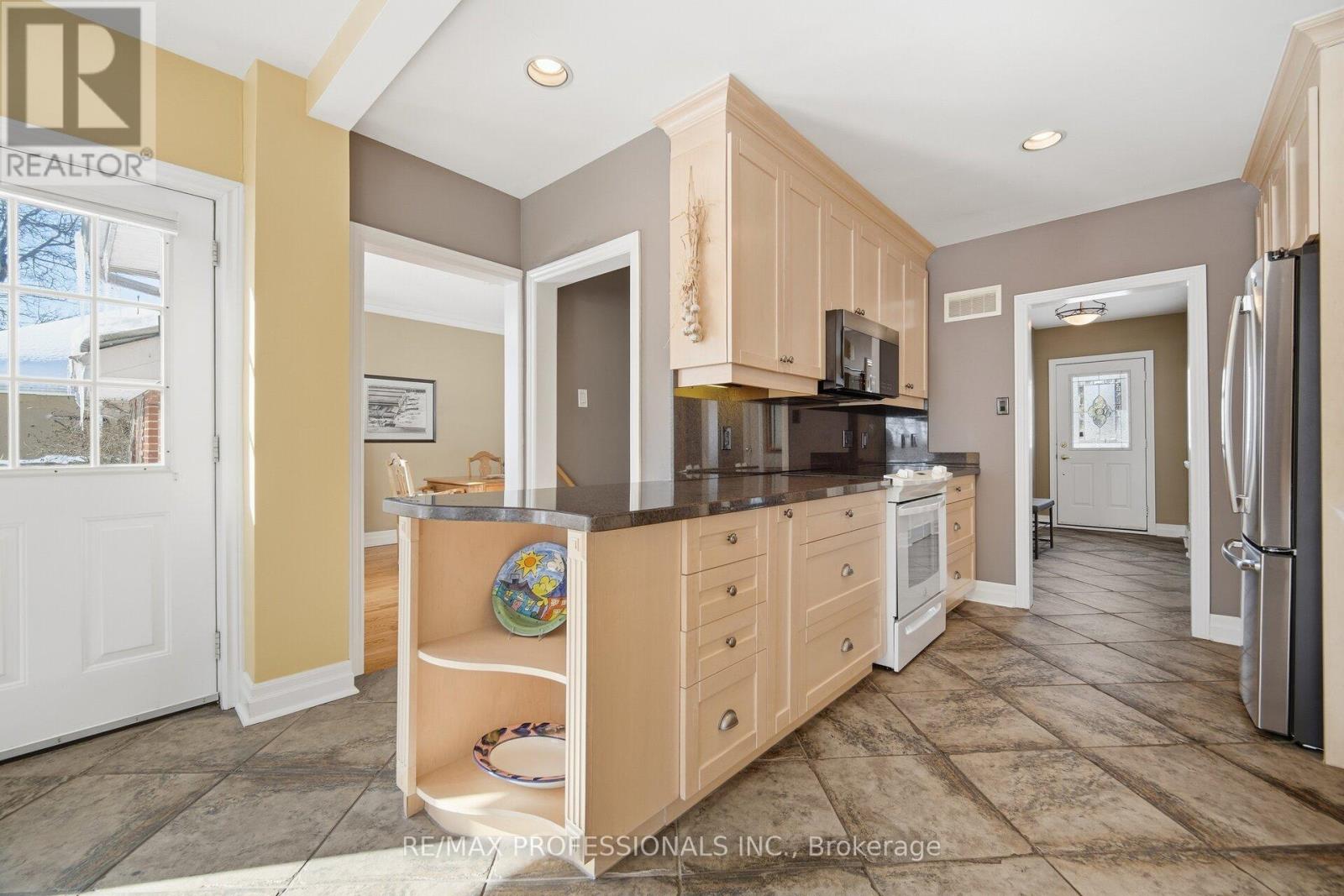 1384 Rometown Drive, Mississauga, Ontario  L5E 2T4 - Photo 12 - W12777352