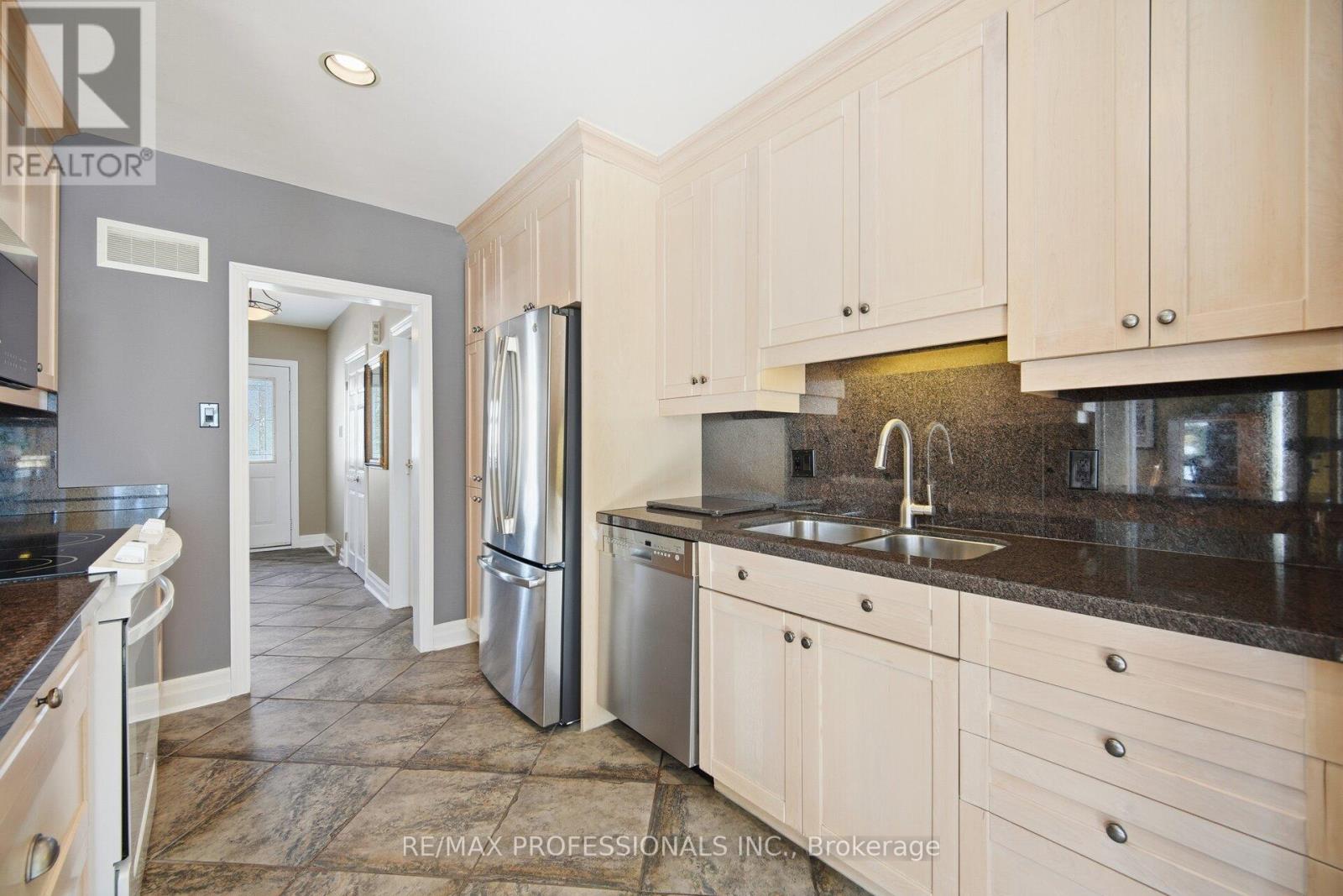 1384 Rometown Drive, Mississauga, Ontario  L5E 2T4 - Photo 13 - W12777352