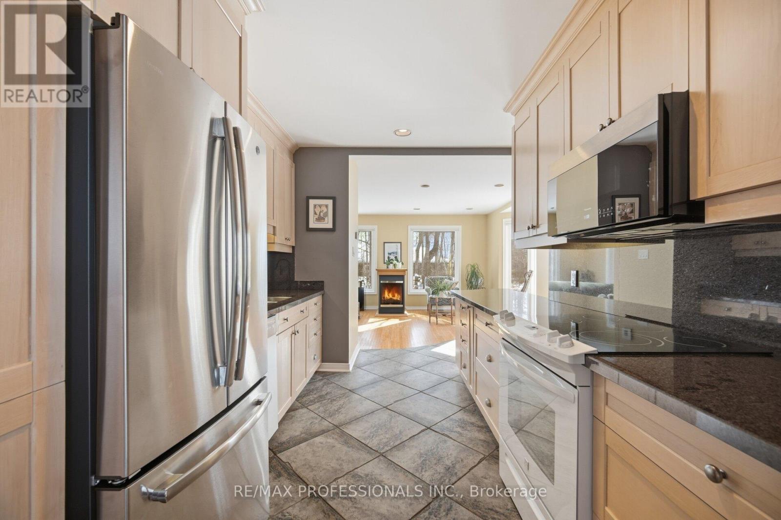 1384 Rometown Drive, Mississauga, Ontario  L5E 2T4 - Photo 14 - W12777352