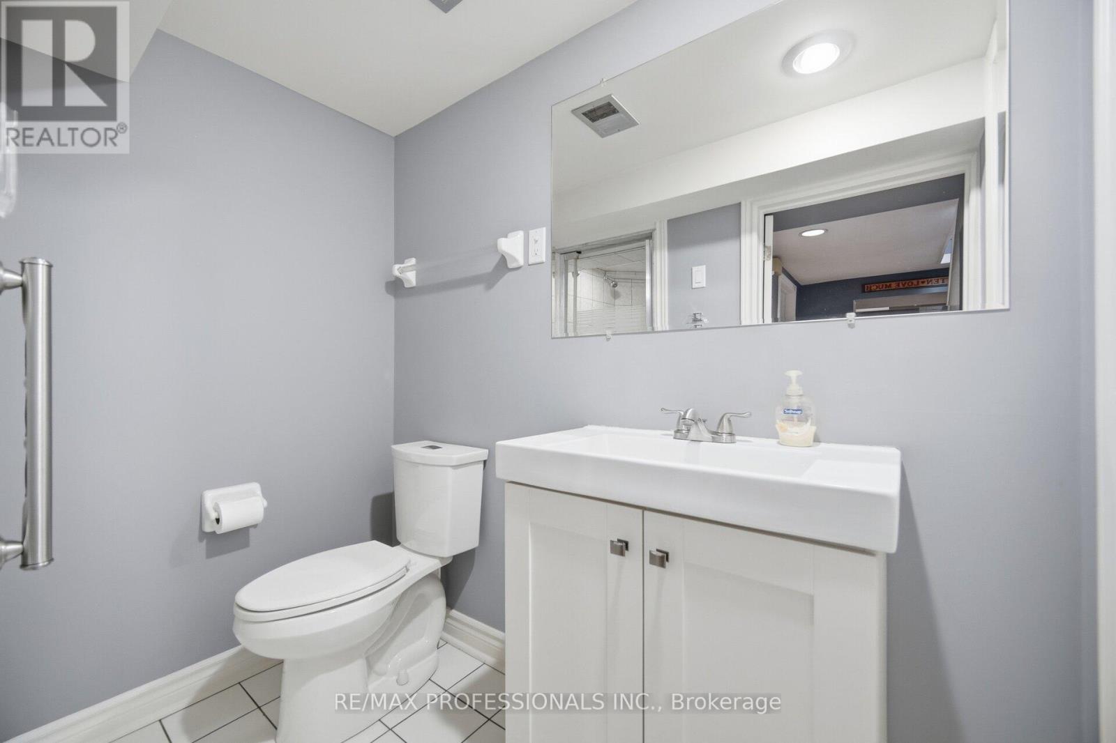 1384 Rometown Drive, Mississauga, Ontario  L5E 2T4 - Photo 28 - W12777352