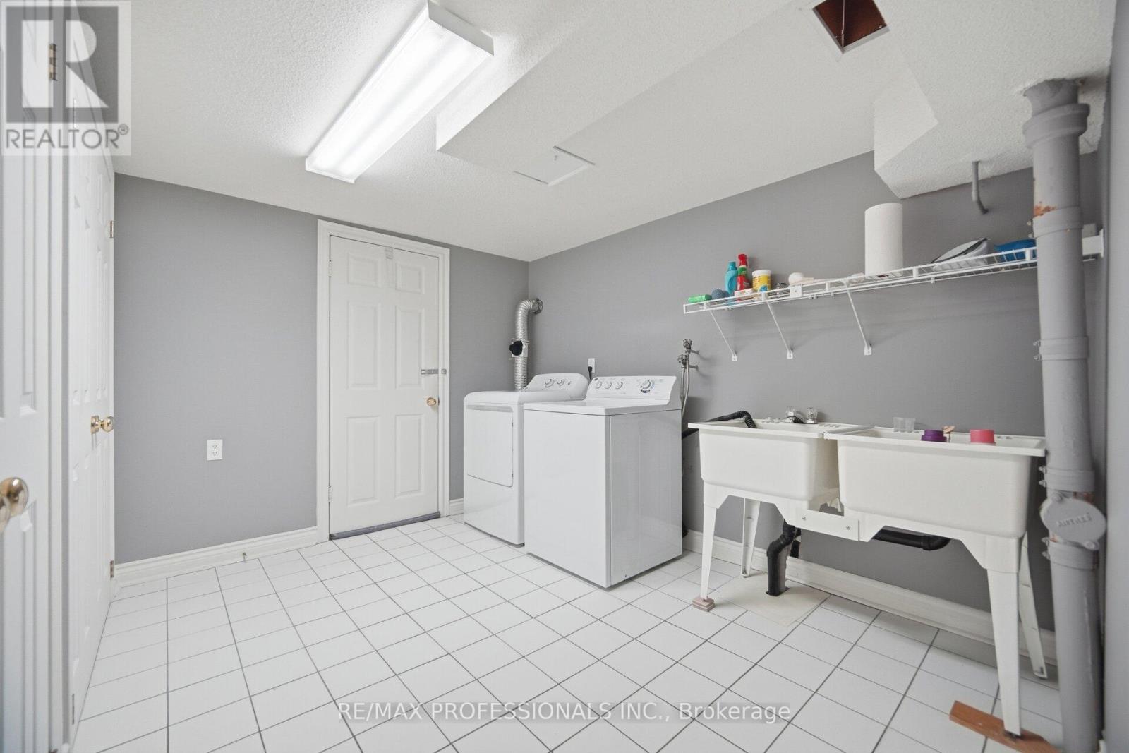 1384 Rometown Drive, Mississauga, Ontario  L5E 2T4 - Photo 30 - W12777352