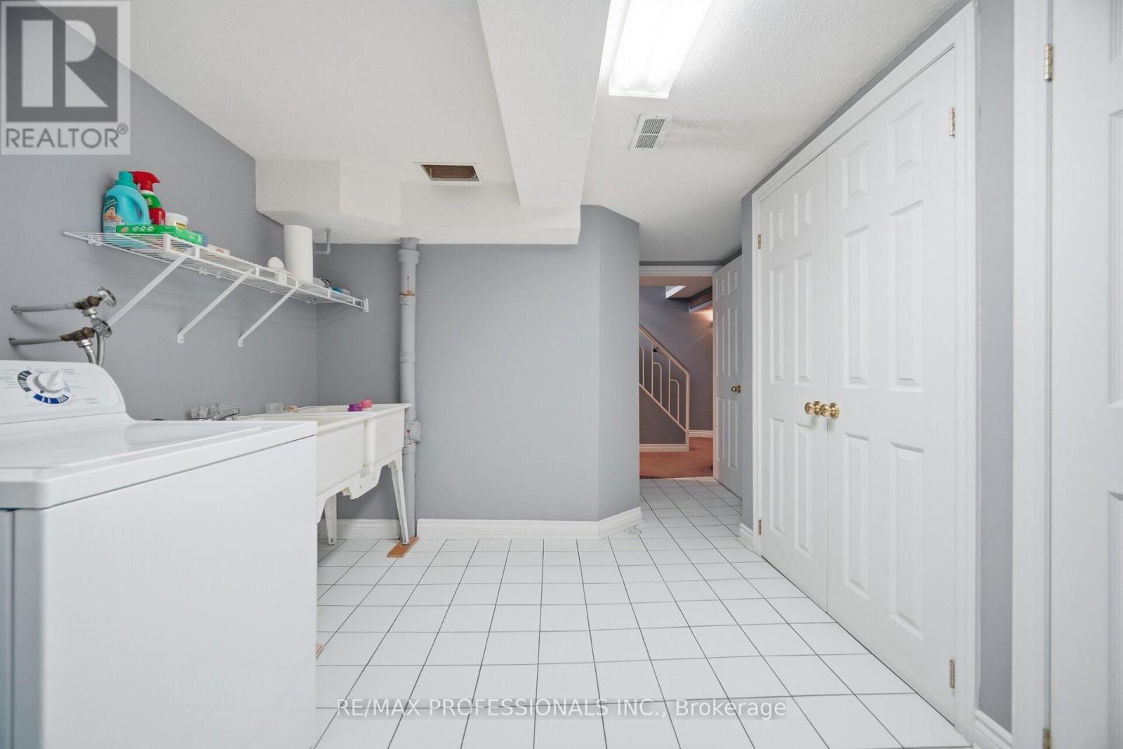 1384 Rometown Drive, Mississauga, Ontario  L5E 2T4 - Photo 31 - W12777352