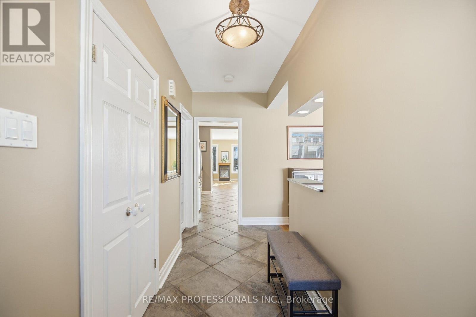 1384 Rometown Drive, Mississauga, Ontario  L5E 2T4 - Photo 6 - W12777352