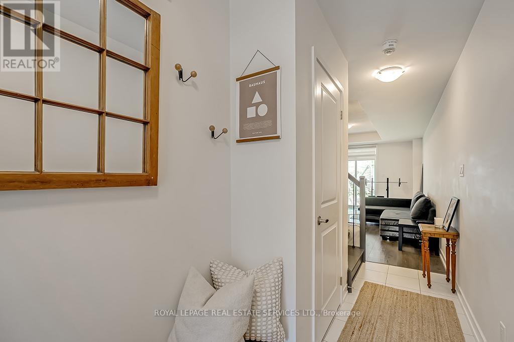 218 Huguenot Road, Oakville, Ontario  L6H 0L6 - Photo 4 - W12777418