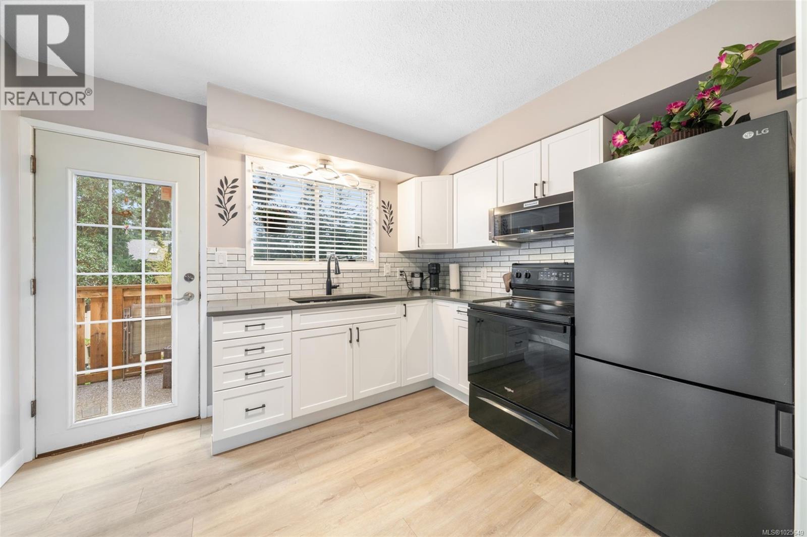 519 Pearkes Rd, Colwood, British Columbia  V9C 2L6 - Photo 4 - 1025649