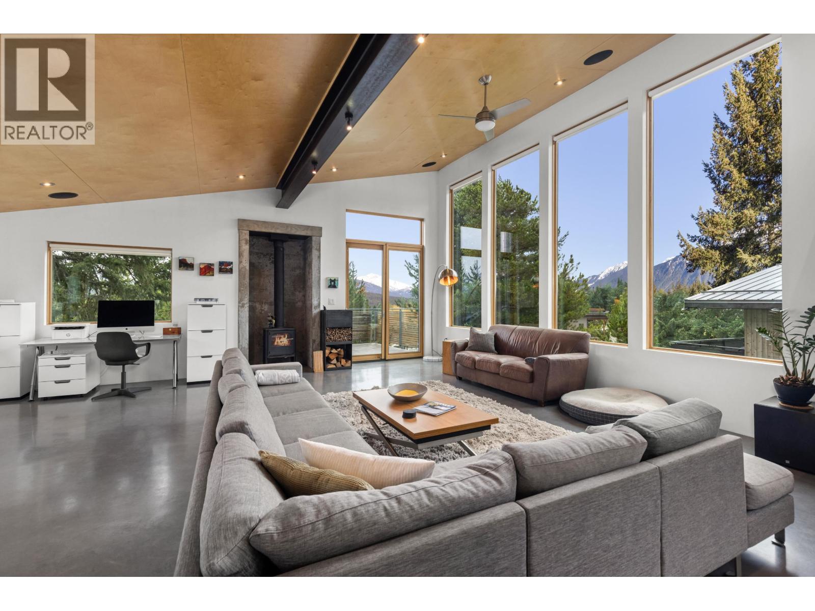 7465 Dogwood Street, Pemberton, British Columbia  V0N 2L0 - Photo 2 - R3088658